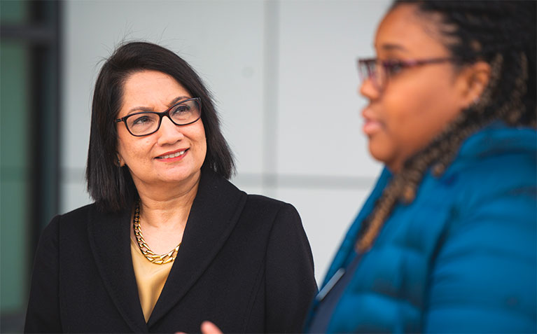 President Bendapudi speaking with a student